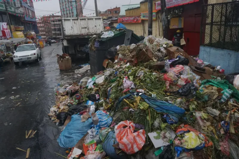 Más de 700 trabajadores de La Paz Limpia retoman el recojo de basura en tres turnos