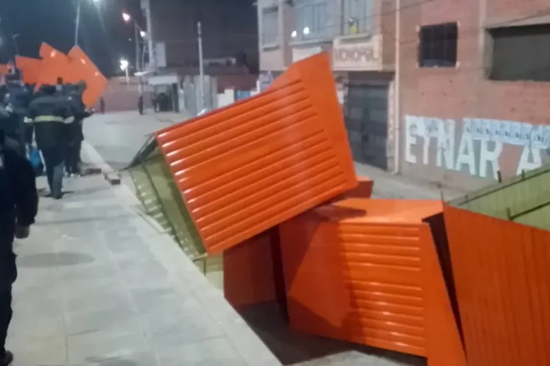 Retiro de kioskos ilegales en El Alto termina con un policía herido