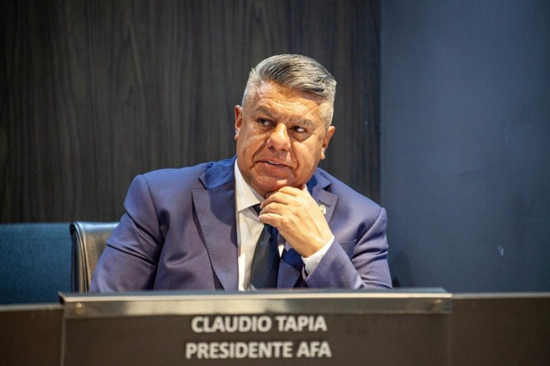 Mientras AFA desmiente, Bayly persiste sobre supuesto operativo