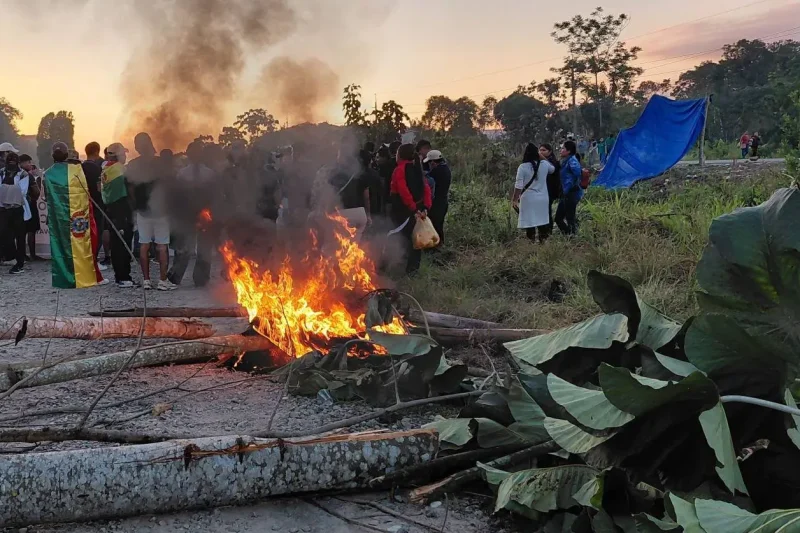 Estudiantes de Unibol instalan bloqueo en la ruta Cochabamba-Santa Cruz