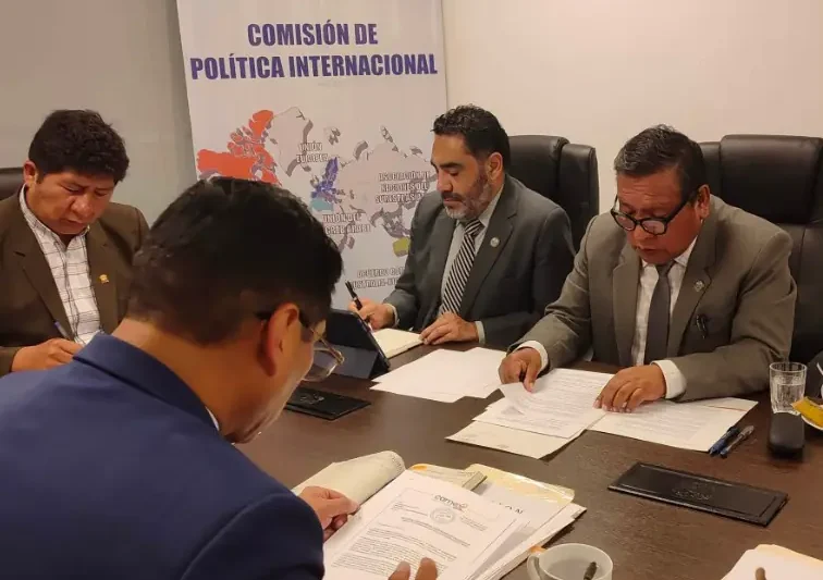 Cancillería informa al Senado sobre madera investigada en Bolivia y Chile