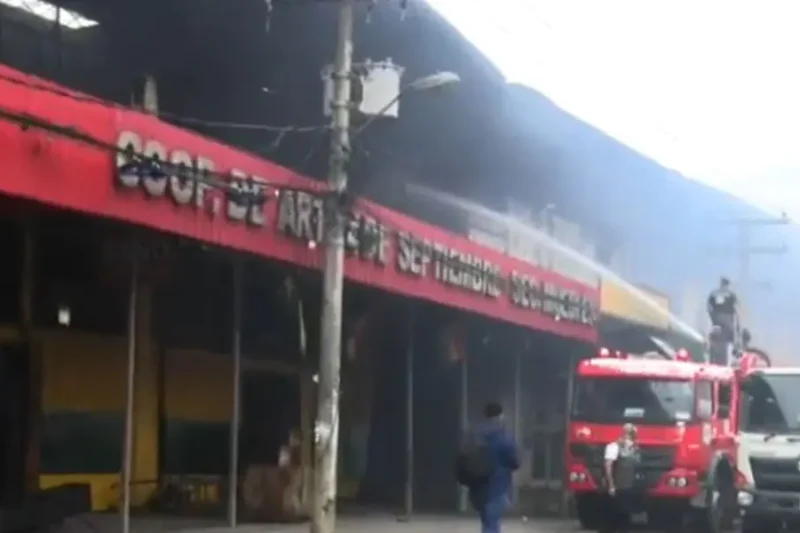 Aún hay sectores con fuego dentro de Barrio Lindo