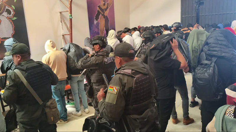 Arrestan a 170 personas en fiesta clandestina