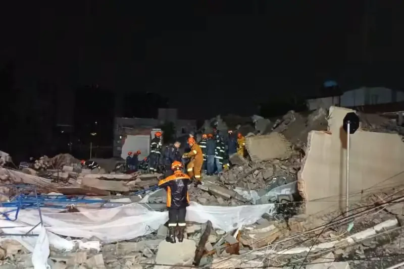 Edificio en construcción colapsa sobre casa de bolivianos