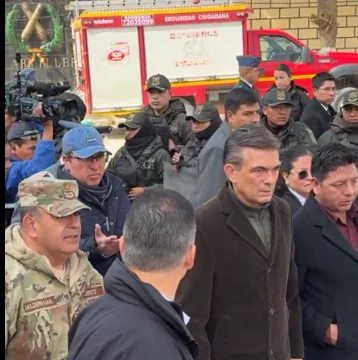 ‘Estamos con ustedes’: Paz visita Viacha y habla con familiares de víctimas de explosiones