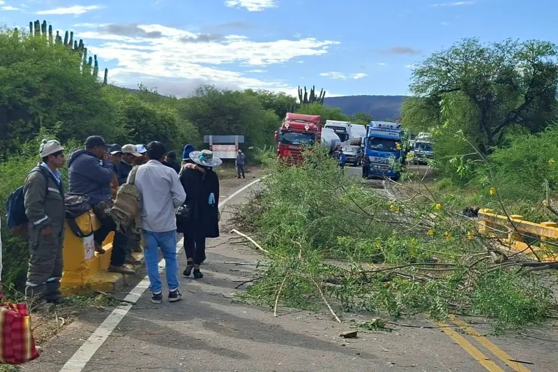 Campesinos de Comarapa instalan bloqueo en demanda de combustibles