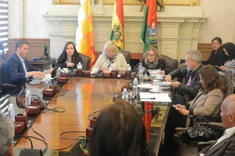 Seis concejales instalan vigilia y piden regularización laboral de 60 funcionarios