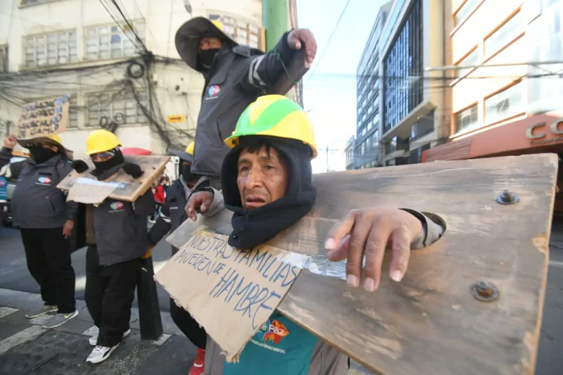 Tras ocho días de protesta, trabajadores de Alpacoma y Sak’a Churu radicalizarán las medidas