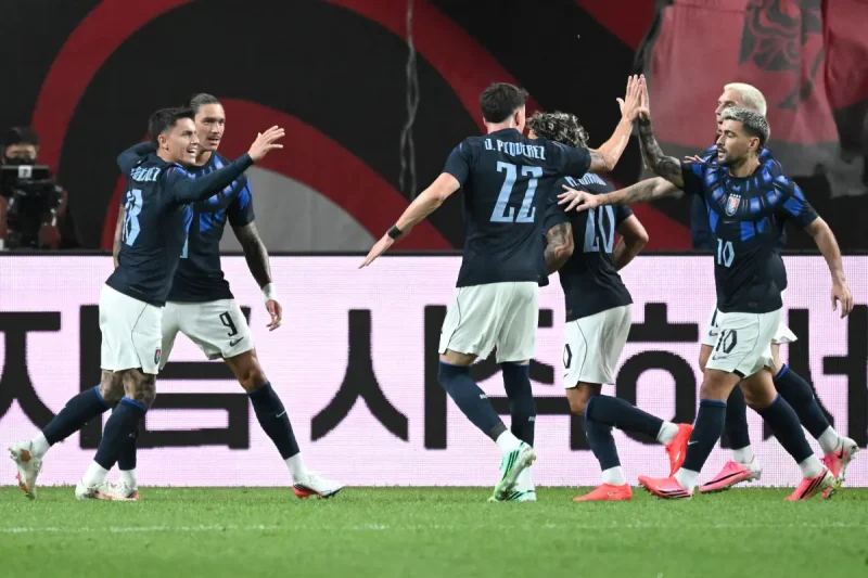 Uruguay golea 4-1 en Corea del Sur, primer exito de Forlán