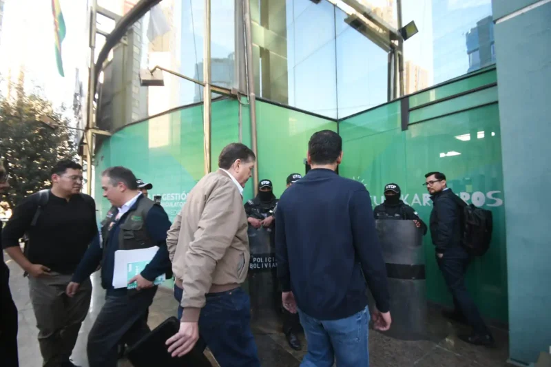 Comisión ministerial y Transparencia ingresan a oficinas de la ANH en La Paz