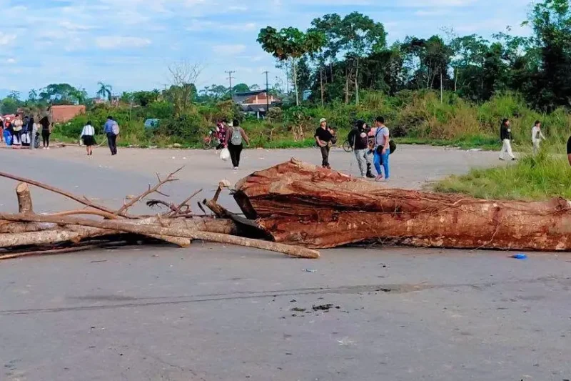 Universitarios mantienen bloqueada la ruta entre Cochabamba y Santa Cruz