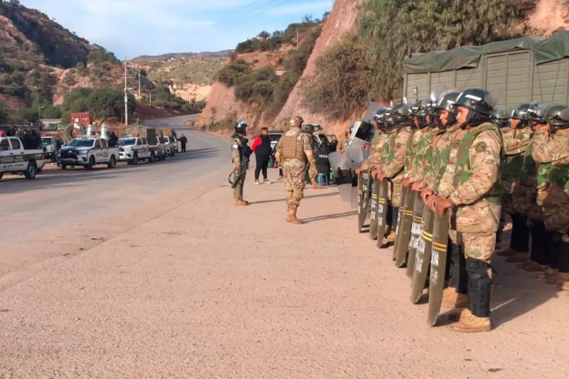 Militares refuerzan control en carreteras; Gobierno dice que no permitirá bloqueos