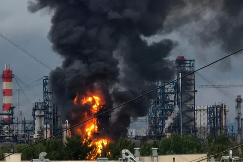 Ataques a refinerías rusas elevan el diésel a niveles récord y presionan a Bolivia
