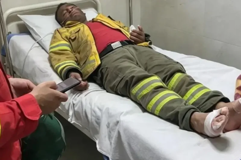 Quillacollo: Tres bomberos resultan heridos al intentar sofocar un incendio