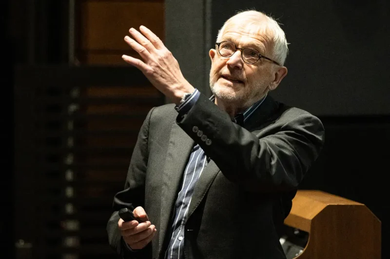 Francis Halzen gana Nobel de Física por los neutrinos de origen cósmico