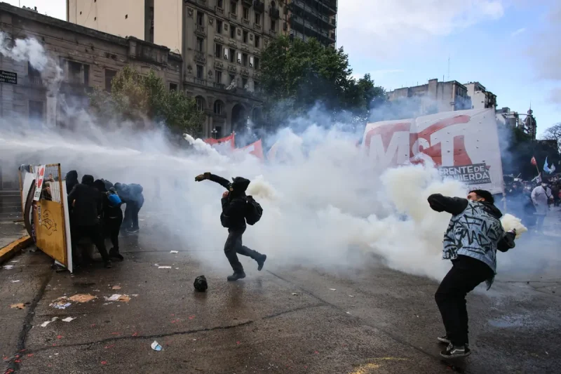 Docentes y estudiantes marchan contra recortes de Milei