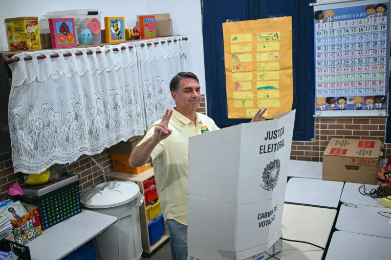 Flávio Bolsonaro supera a Lula en conteo parcial de presidenciales brasileños