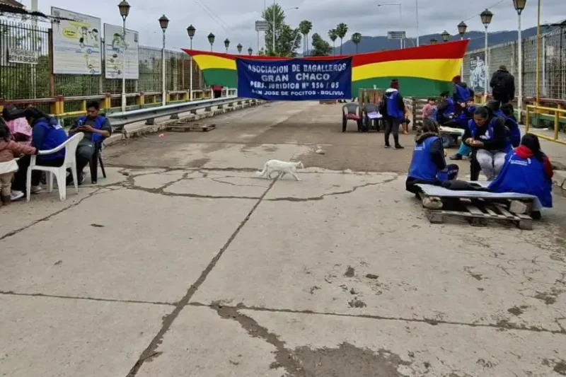 Bagalleros bloquean puente internacional en la frontera con Argentina
