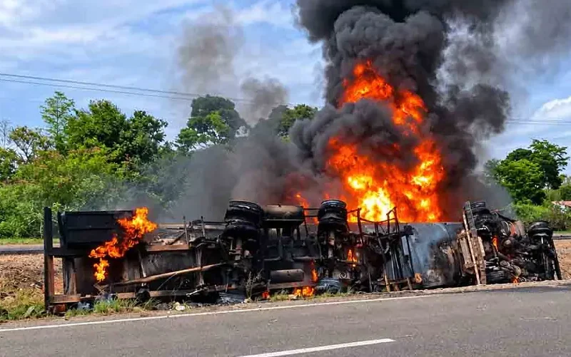 Un camión cisterna vuelca y arde en plena carretera en Yapacaní