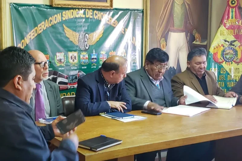 Gobierno y choferes retoman el diálogo por tarifas de buses