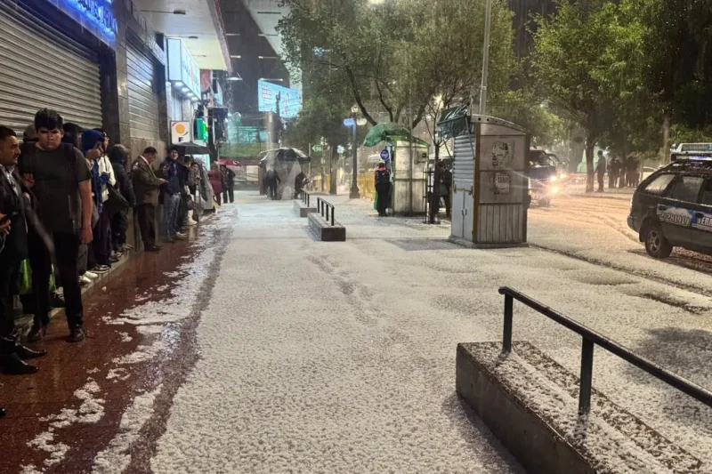 Una fuerte granizada cubre las calles de La Paz y El Alto