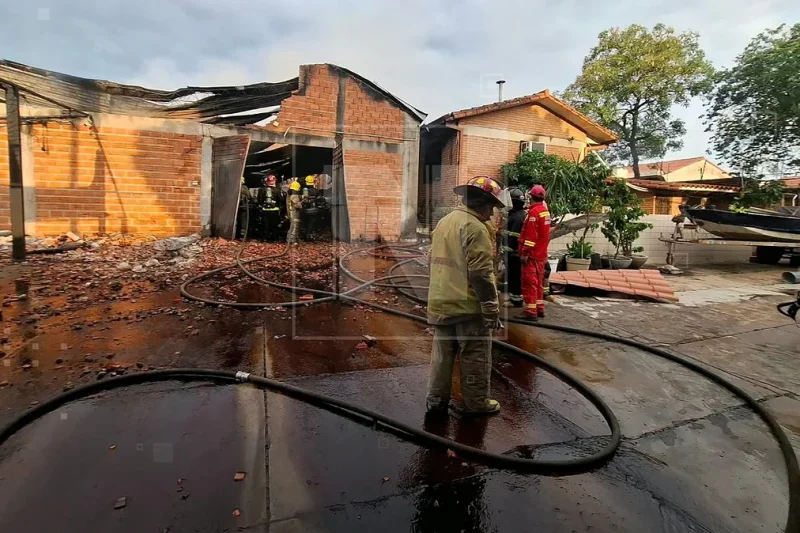 Incendio consume depósito de fábrica de dulces en Santa Cruz