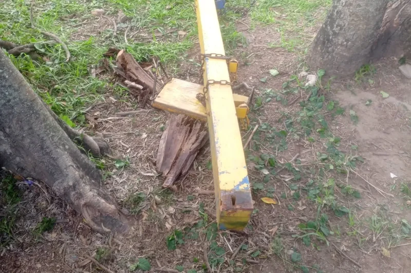 estructura de un columpio cae sobre una niña y provoca su deceso